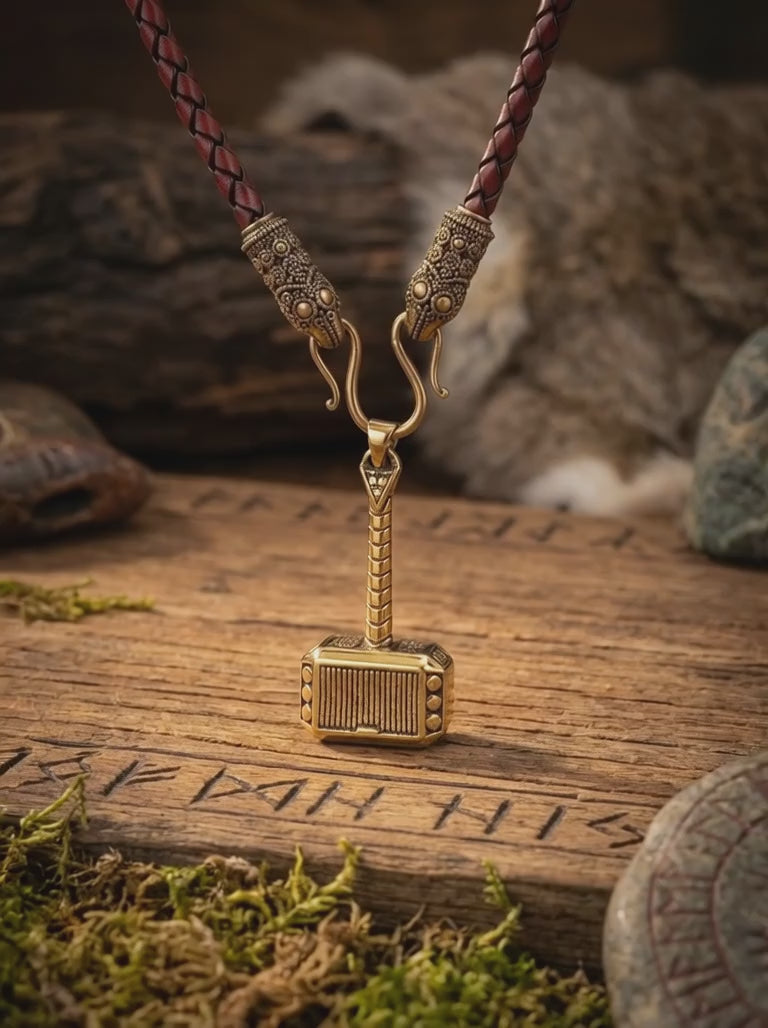 Video Mjölnir Thorhammer Anhänger goldfarben in Bewegung gezeigt als Wikinger Talisman aus Edelstahl