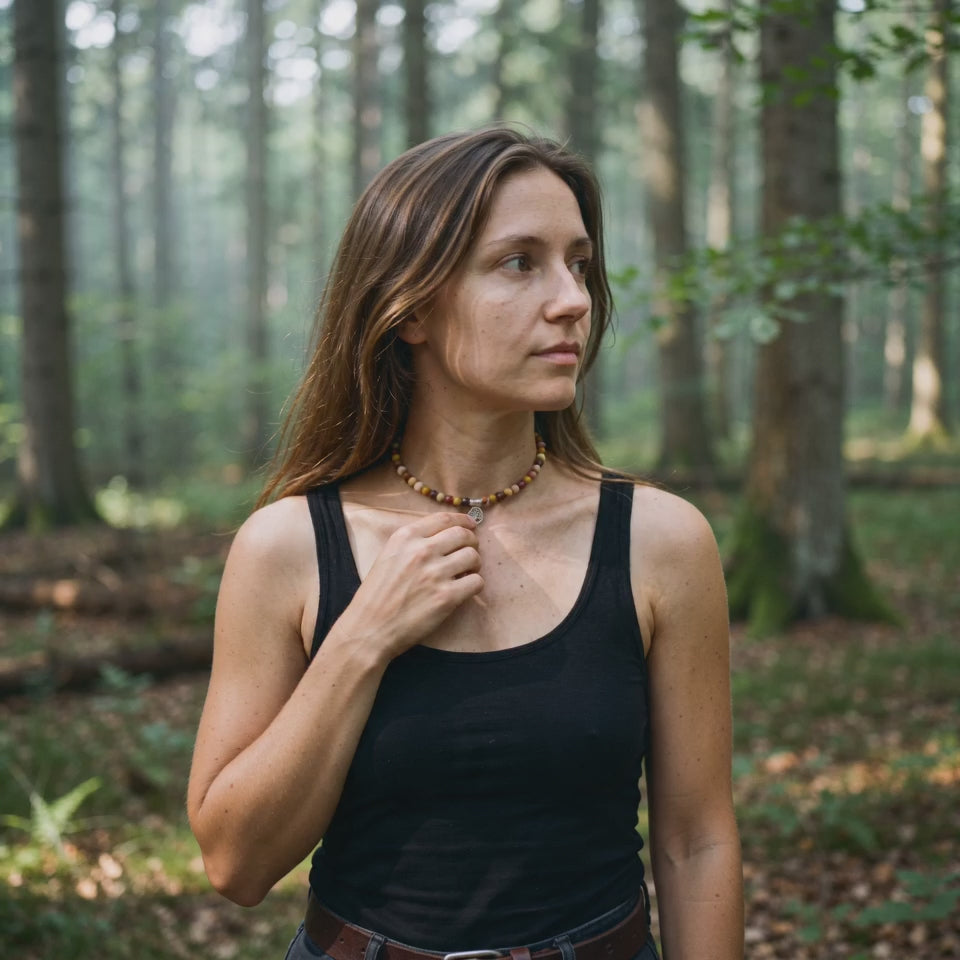 Trägerin zeigt handgefertigten Lebensbaum Choker aus versteinerten Holzperlen im Wald
