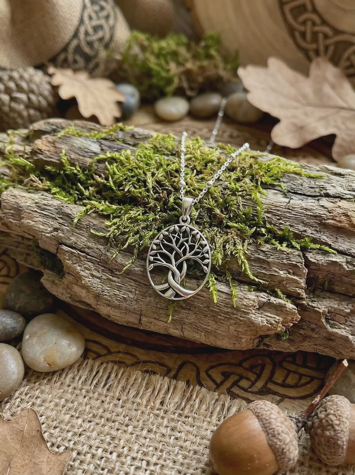 Video zoomt auf den Baum der Stillen Wurzeln keltischen Silberanhänger.