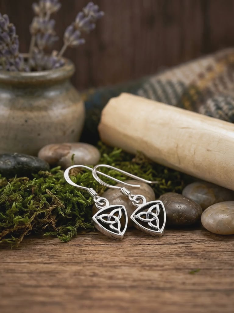 Video: The Quiet Knot Triquetra Ohrhänger aus Silber sanft schwingend getragen