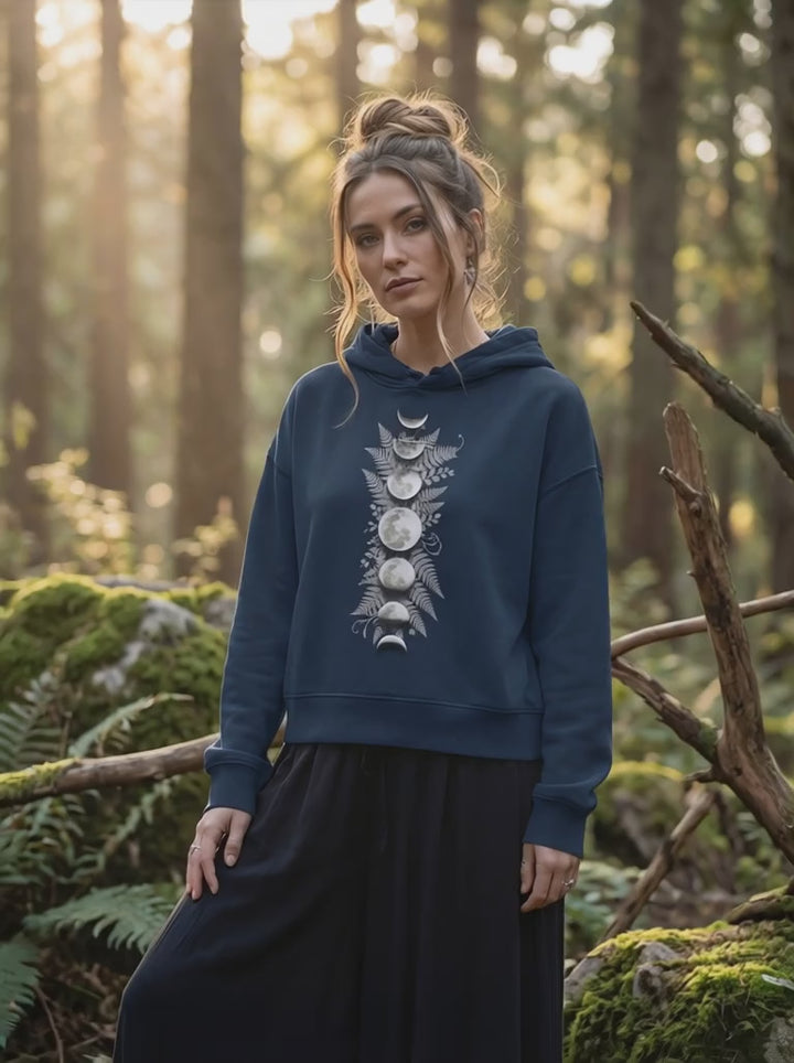 Video – Sacred Moon Boxcut Hoodie in Bewegung – Mondphasen Bio Hoodie Damen Runental