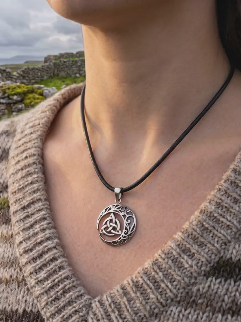 Video Keltischer Knoten Anhänger versilbert als Kette getragen