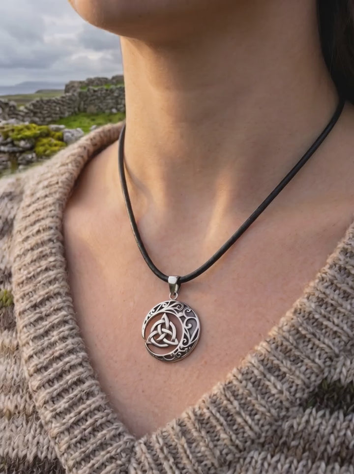 Video Keltischer Knoten Anhänger versilbert als Kette getragen