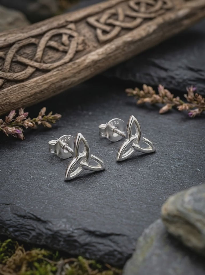 Video – Keltische Triquetra Ohrstecker auf Schiefer mit Heidekraut und Schnitzerei