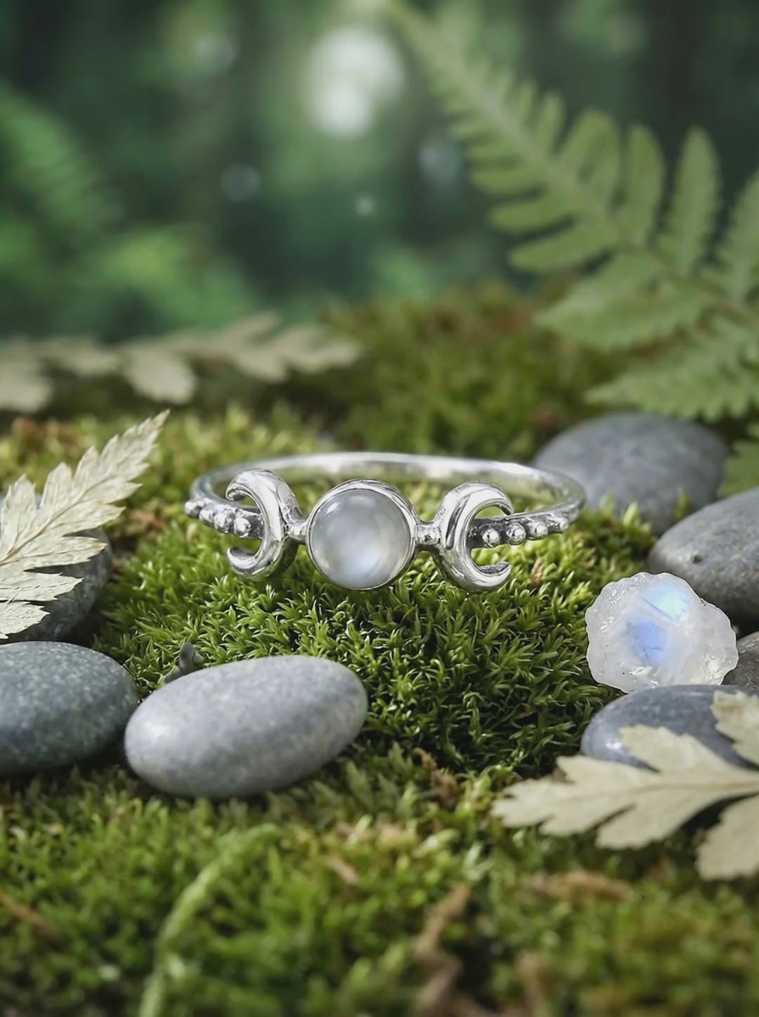 Video von liegendem Silberring mit rundem Mondstein und dreifachem Mondsymbol