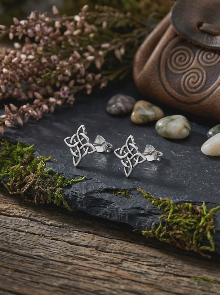 Video von Silber Ohrstecker mit Triquetra Symbol inspiriert vom Hügel von Tara