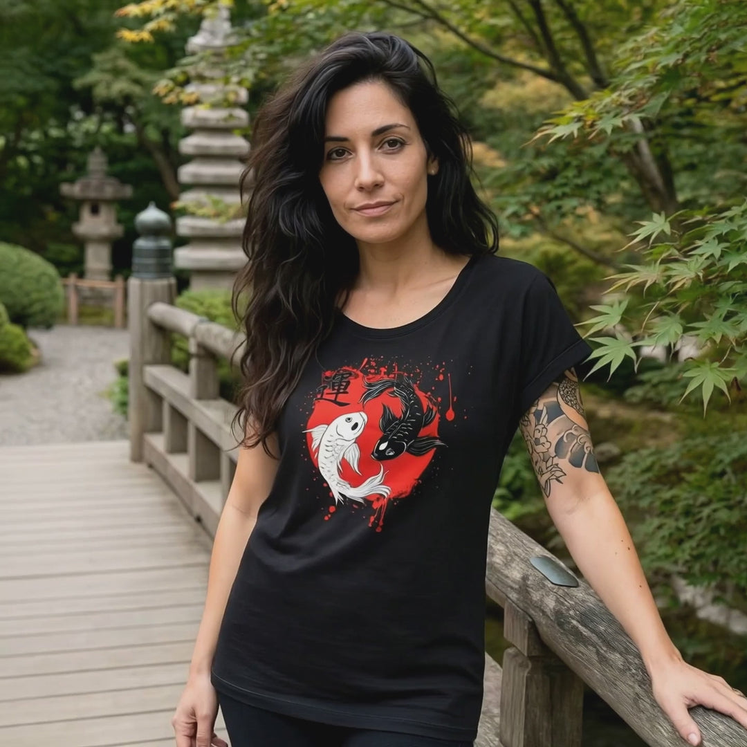 Frau trägt das Harmonic Koi longfirt Shirt in schwarz in einer japanischen Landschaft