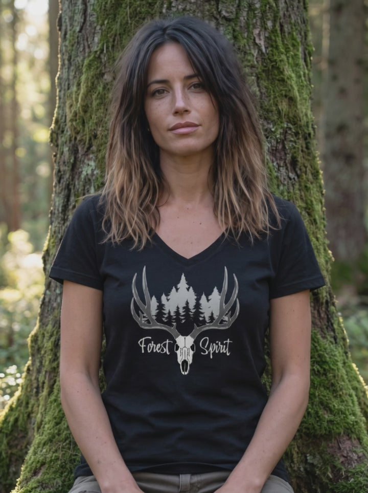 Video: Frau im schwarzen Forest Spirit V-Neck Shirt am Baumstamm, Kamera faehrt langsam auf das Hirschmotiv zu
