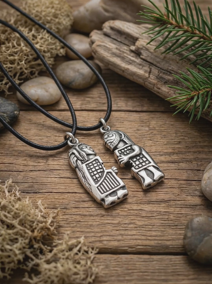 Video von Anhänger "Kuss des Wikingers" teilbar, aus versilberter Bronze