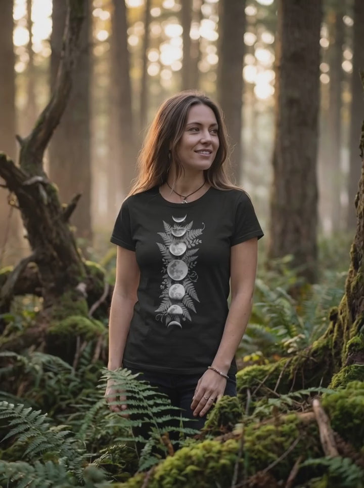 Video zum Sacred Moon – Forest Mysteries Damen Organic Shirt mit Mondphasen Design und Farnen im Waldsetting