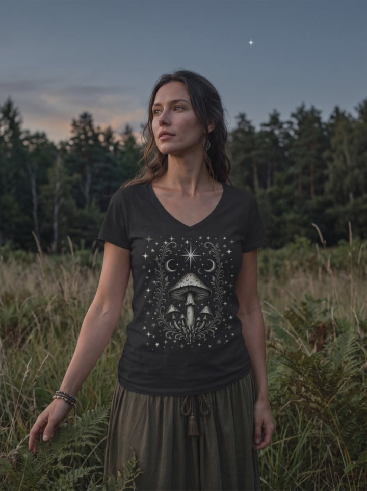 Frau im Wald dreht sich zur Kamera, V-Neck Shirt mit Pilzmotiv im Lichtstrahl