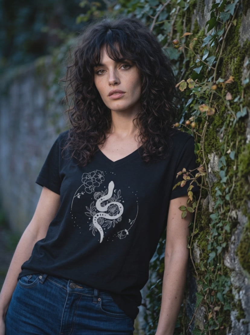 Video: Schlangen V-Neck Shirt für Damen in Schwarz, Motiv im Detail an einer Efeuwand