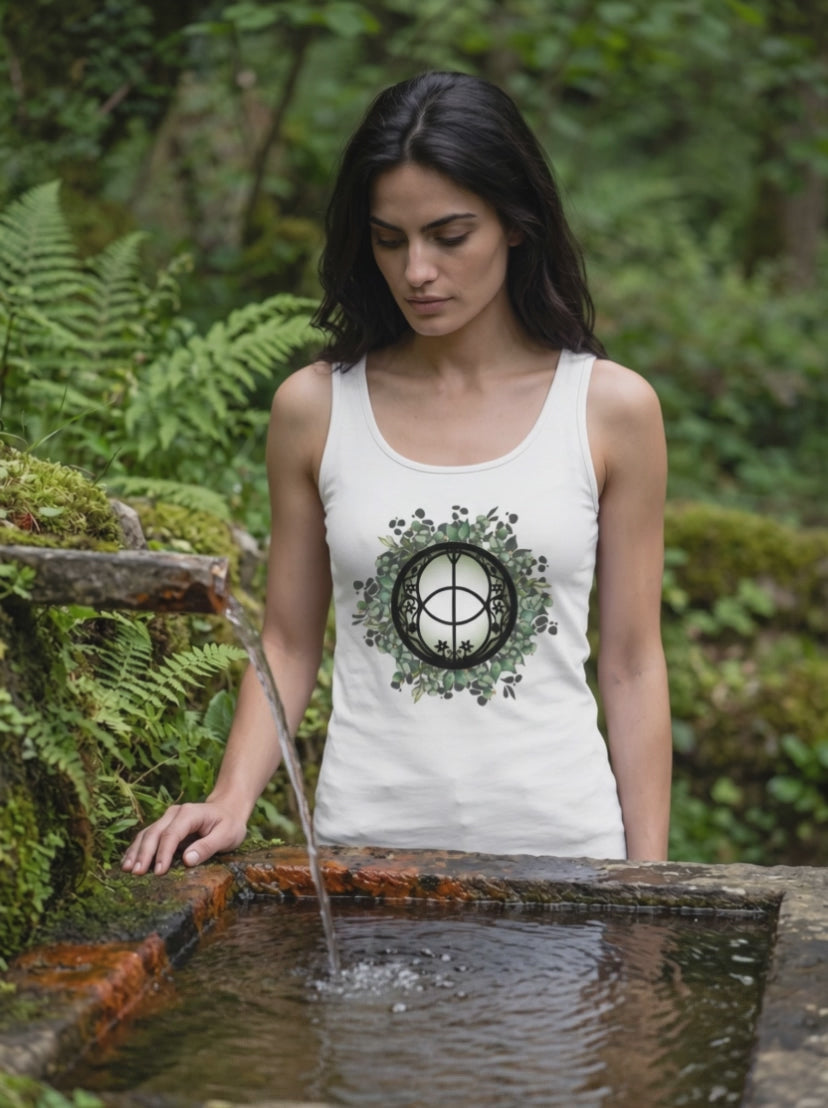 Frau im Chalice Well Damen Tank Top an einer Quelle im Wald