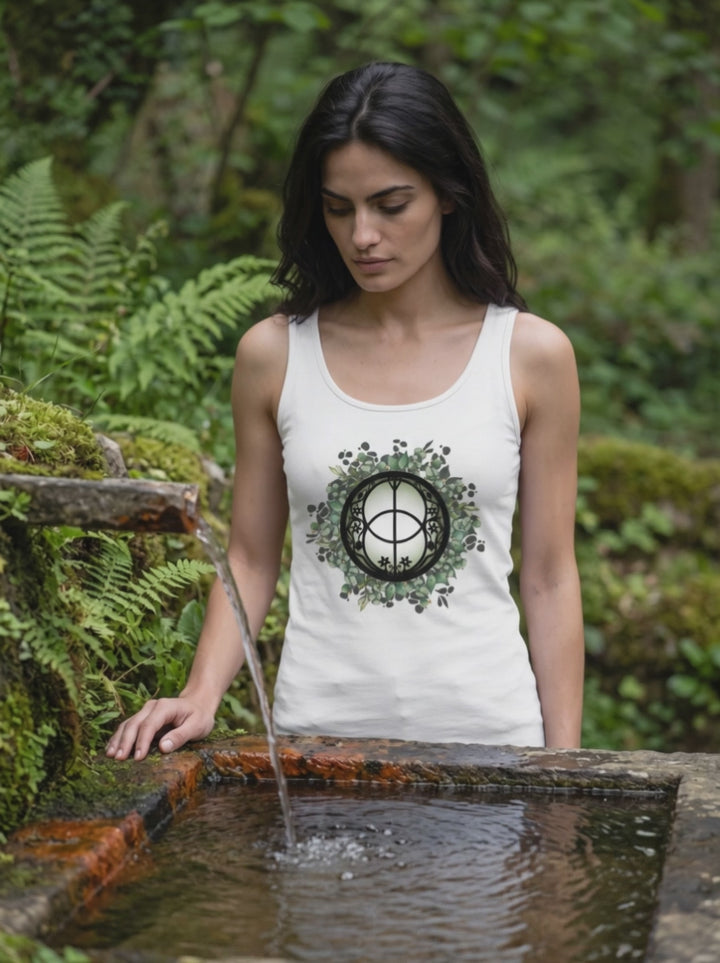 Frau im Chalice Well Damen Tank Top an einer Quelle im Wald