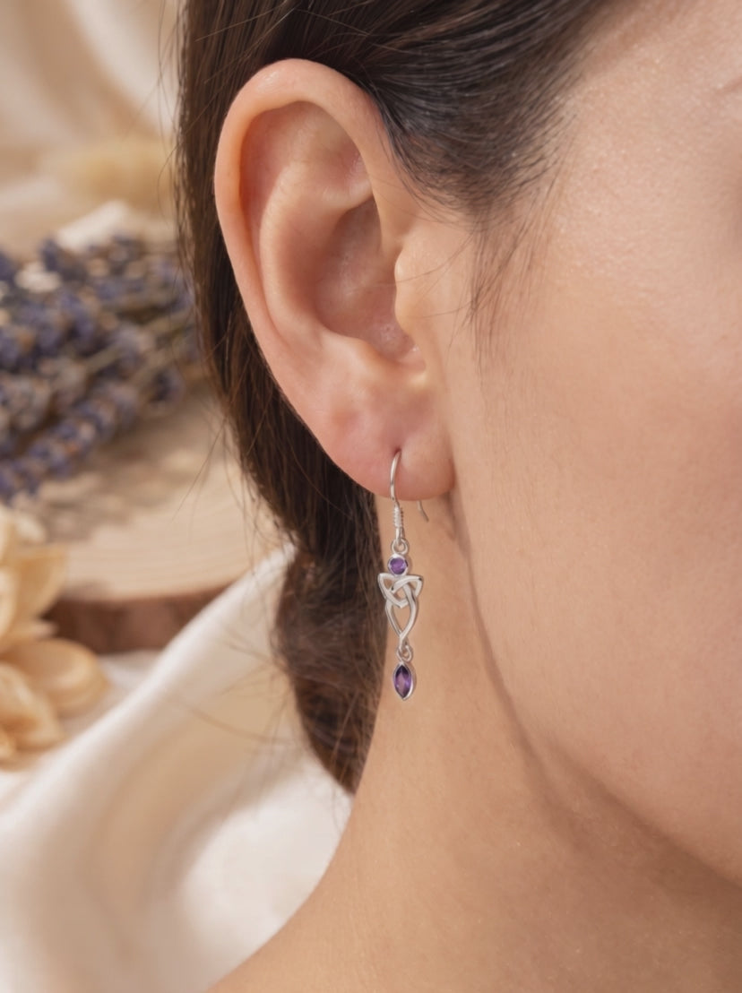 Silber Ohrhänger Triquetra mit violettem Zirkonia auf Marmor Produktvideo