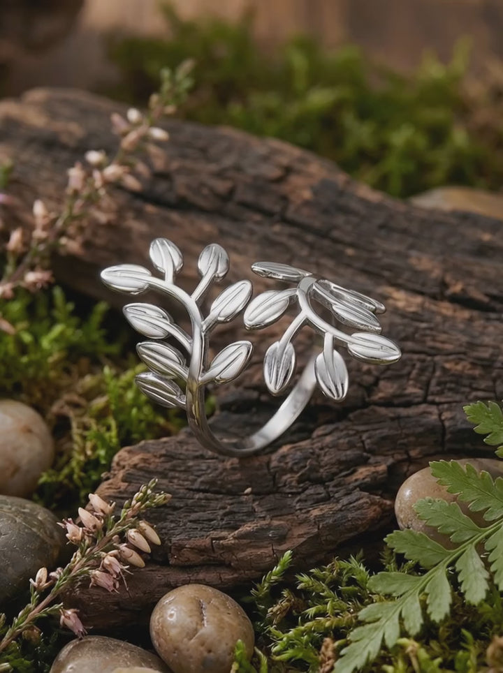 Nemeton Blätterring aus Edelstahl im Video auf Hand im Wald mit natürlichen Details