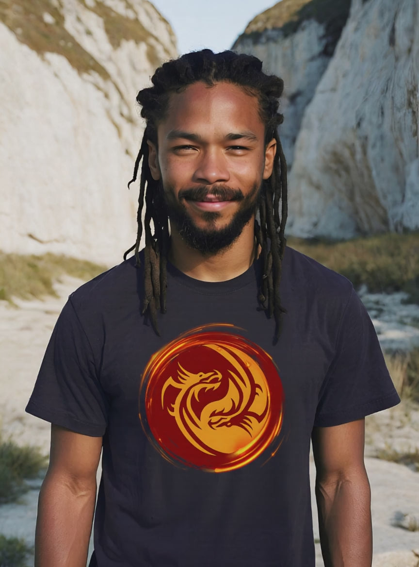 Kurzes Video eines jungen Mannes mit Dreadlocks. Er trägt ein schwarzes Drachensturm der Macht T-Shirt vor einer Küstenlandschaft