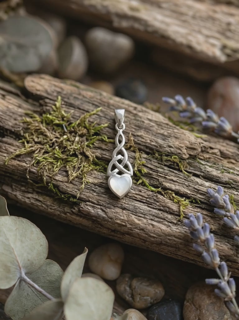 Video: Keltischer Herz Anhänger aus 925 Sterling Silber mit Perlmutt getragen