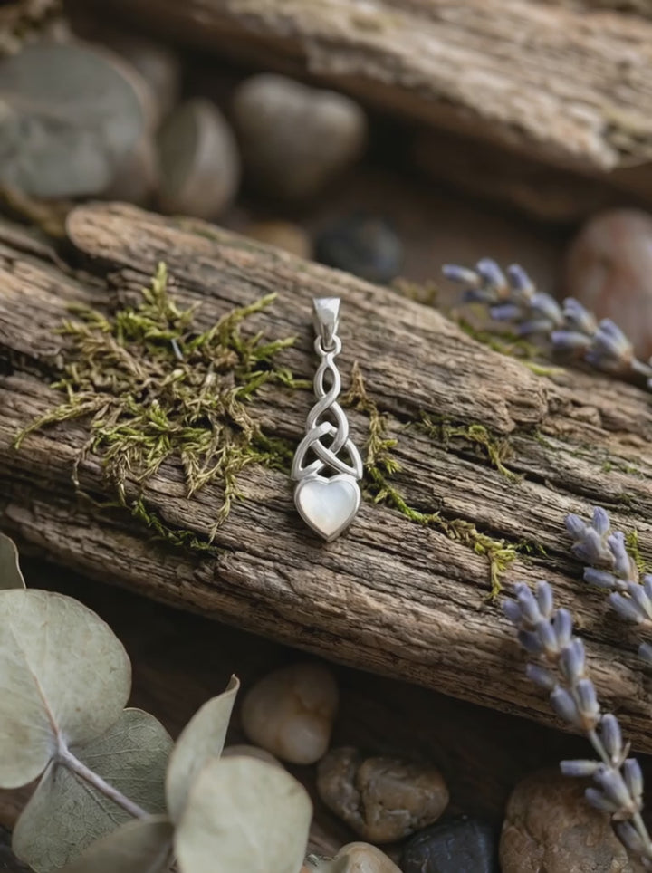 Video: Keltischer Herz Anhänger aus 925 Sterling Silber mit Perlmutt getragen