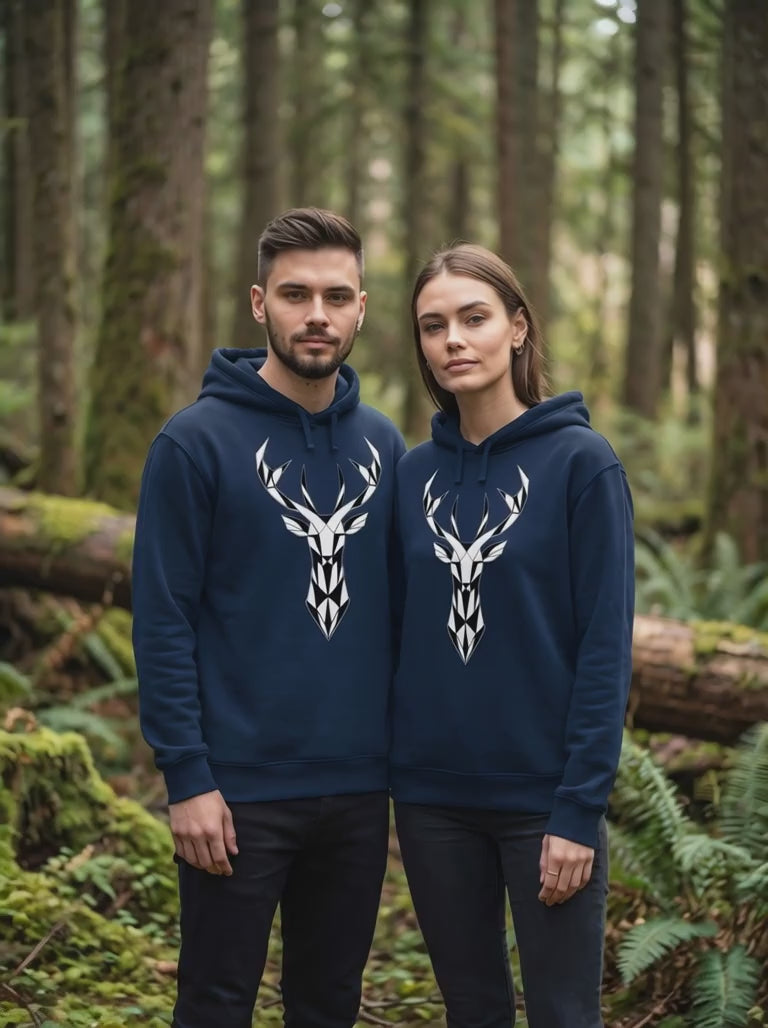 Geometric Deer Hoodie getragen in french navy im Wald, Unisex Bio Baumwolle, Detail und Bewegung