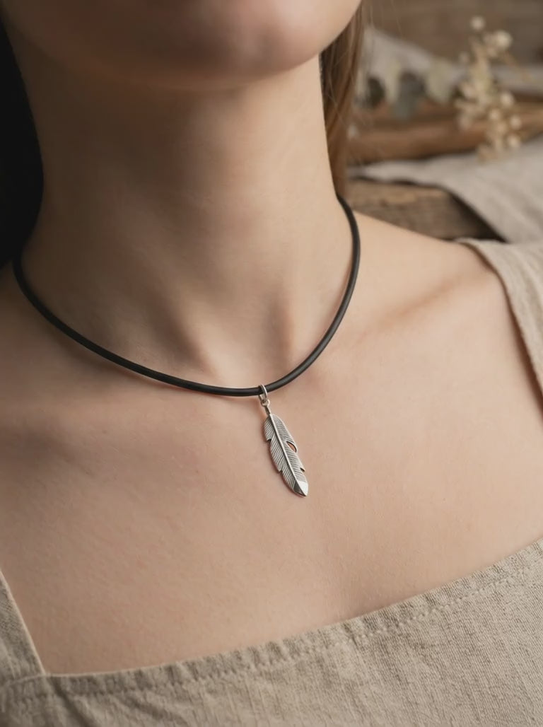 Video – Frau trägt Anam Cara keltischen Silberfeder Anhänger an Lederkette