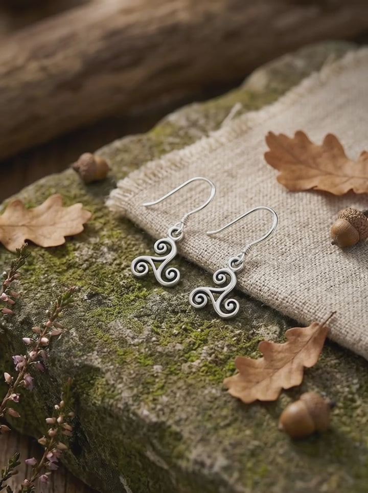 Video von Silber Ohrhänger mit Triskele Motiv in ruhigem Naturstillleben