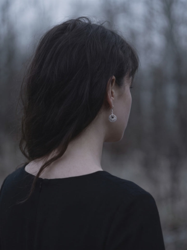 Onyx Ohrhänger Silber Nachtkreis des keltischen Knotens – Video getragen von junger Frau im Wald