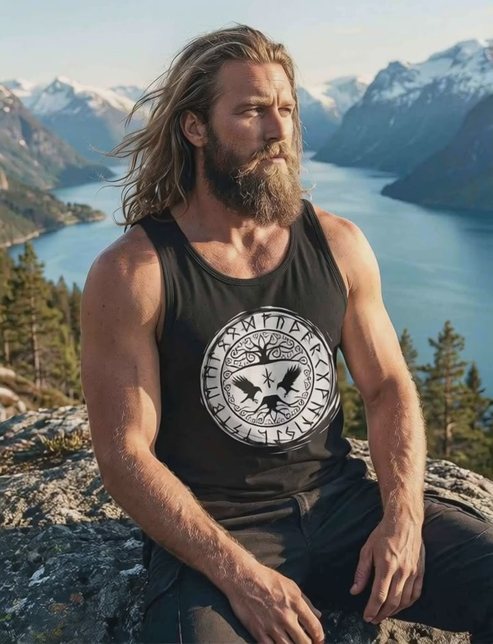 Video von Mann trägt schwarzes Tank Top mit Yggdrasil-Raben Motiv vor Fjordkulisse