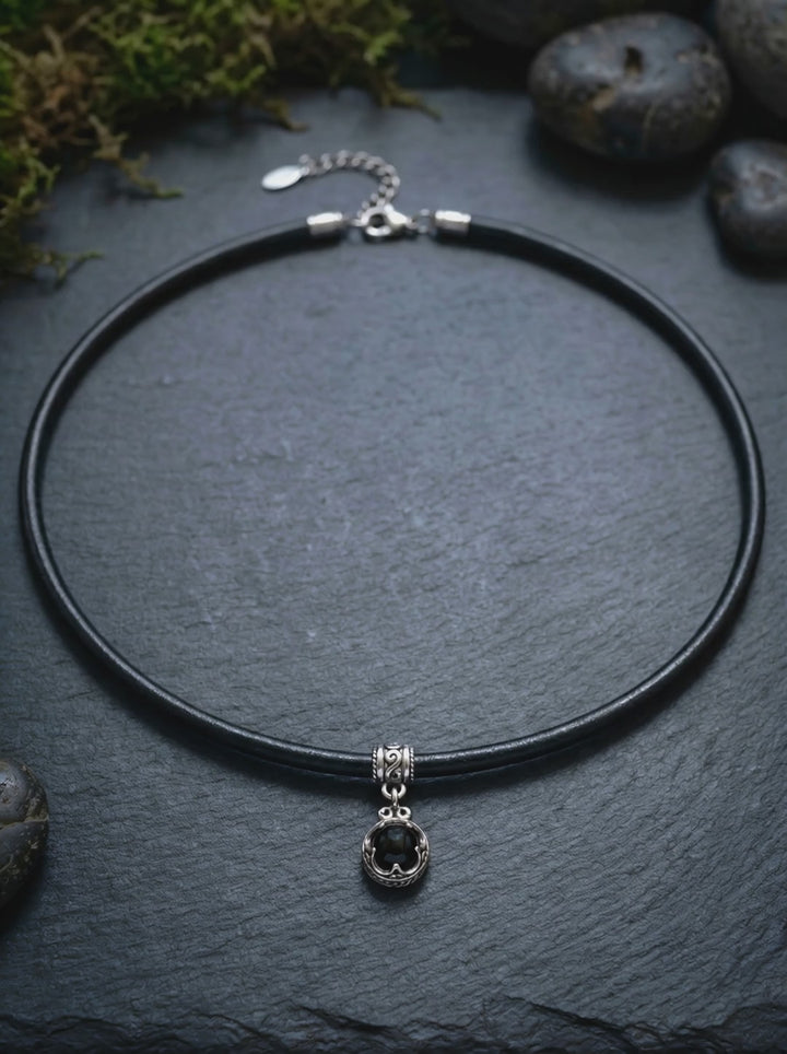 Video von Gotland Onyx Kette aus Edelstahl und schwarzem Echtleder – nordisch inspirierter Schmuck mit schwarzem Stein