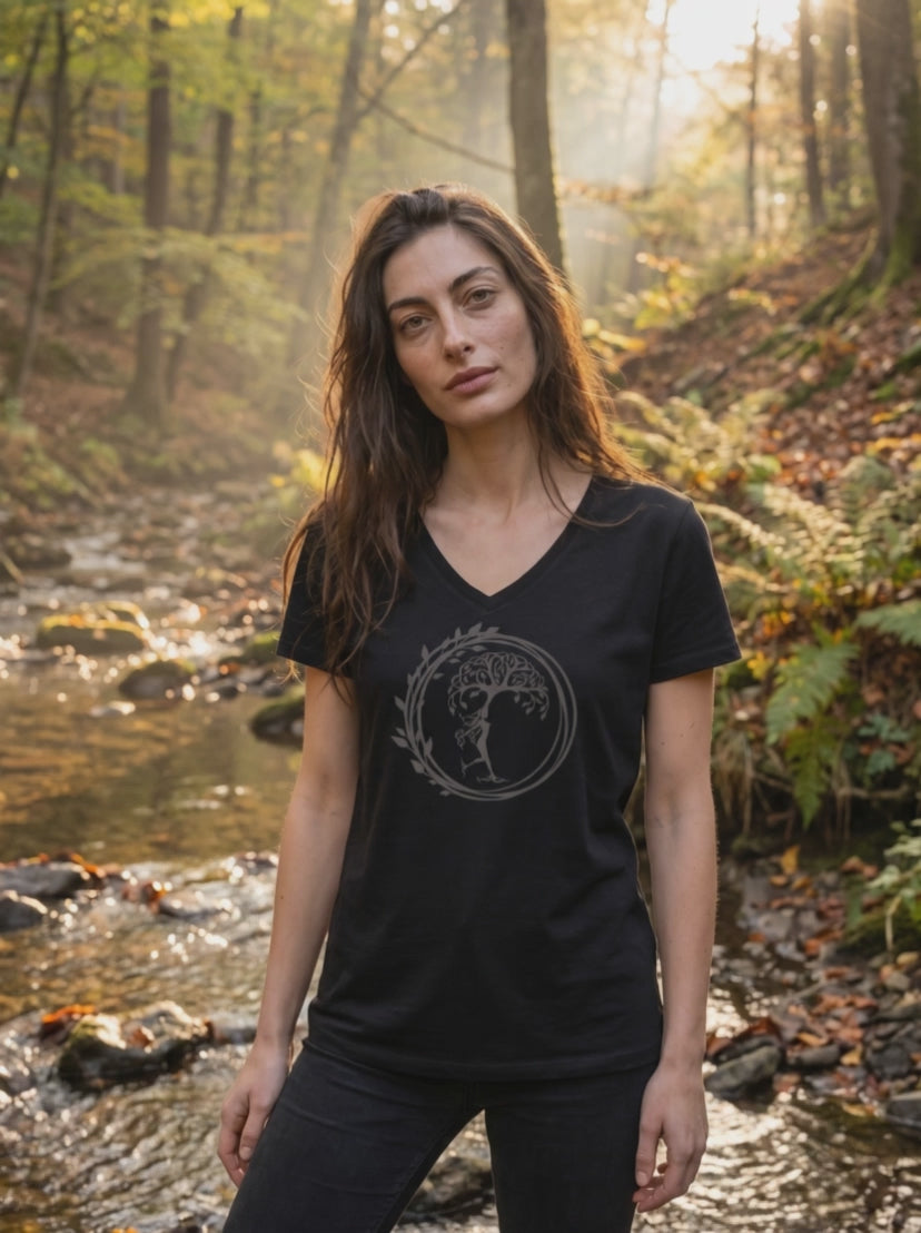 Frau trägt das schwarze Lebensbaum V-Neck Shirt im nebligen Wald, Kamerafahrt in Nahaufnahme