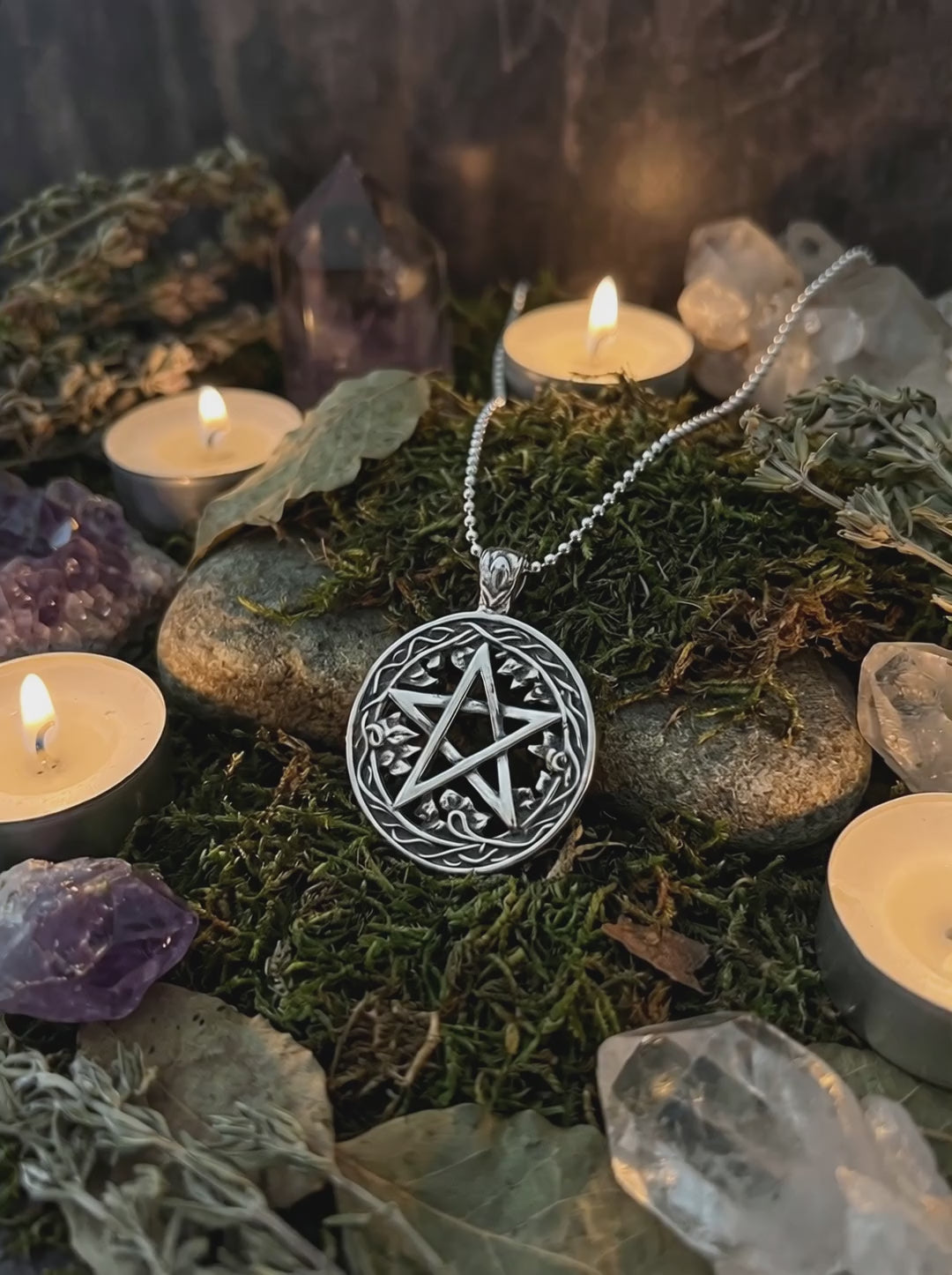 ideo: Pentagramm Anhänger aus 925 Sterling Silber im Kreis, getragen und im Kerzenlicht aus verschiedenen Perspektiven gezeigt