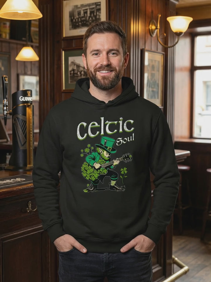 Video von Celtic Soul Hoodie. Ein junger Mann trägt den Kapuzenpullover in schwarz in einm Pub.