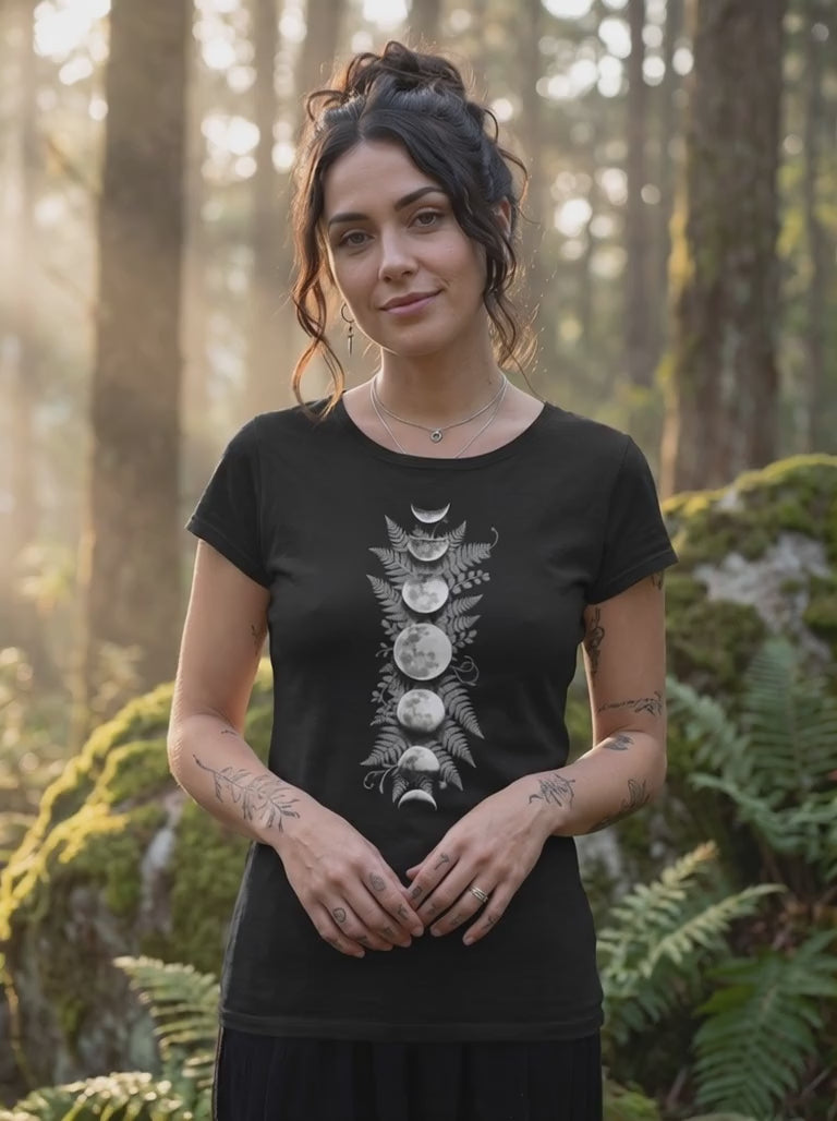 Video zum Sacred Moon – Forest Mysteries Damen Longfit Shirt mit Mondphasenmotiv im Waldsetting