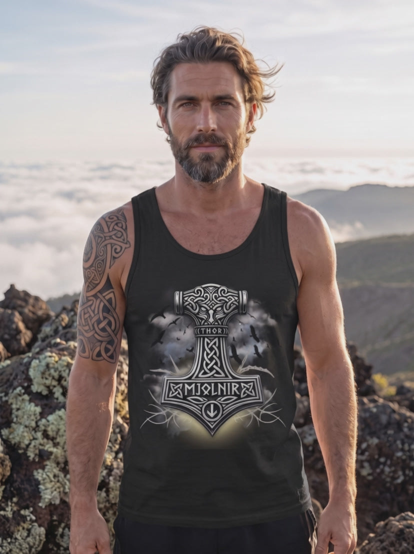Mann im schwarzen Tank Top auf einem Bergrücken, Kamera fährt langsam auf das Mjölnir-Motiv zu