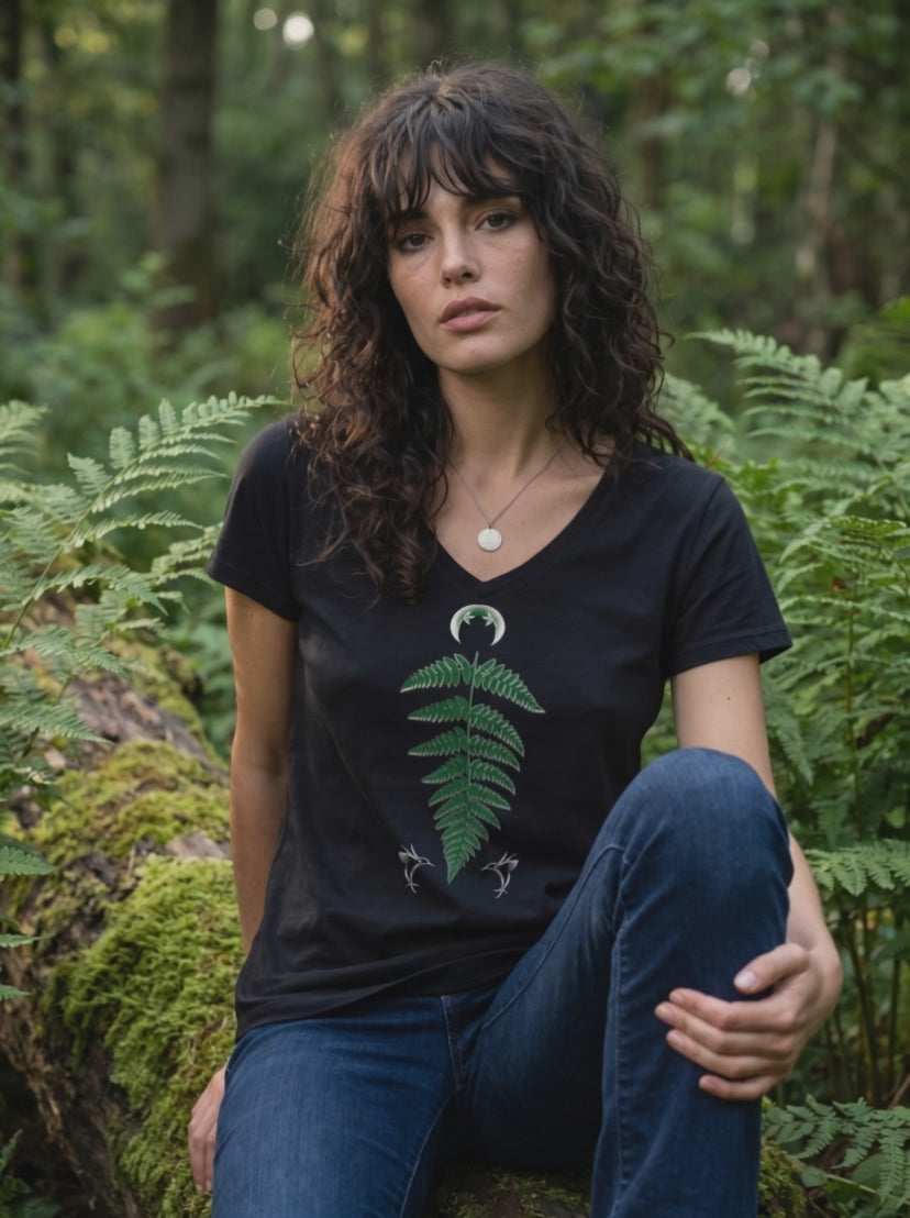 Frau im Farn traegt das Damen V-Neck Shirt Zauberhafte Naturwelt in Schwarz, Kamera faehrt langsam auf das Farnmotiv zu