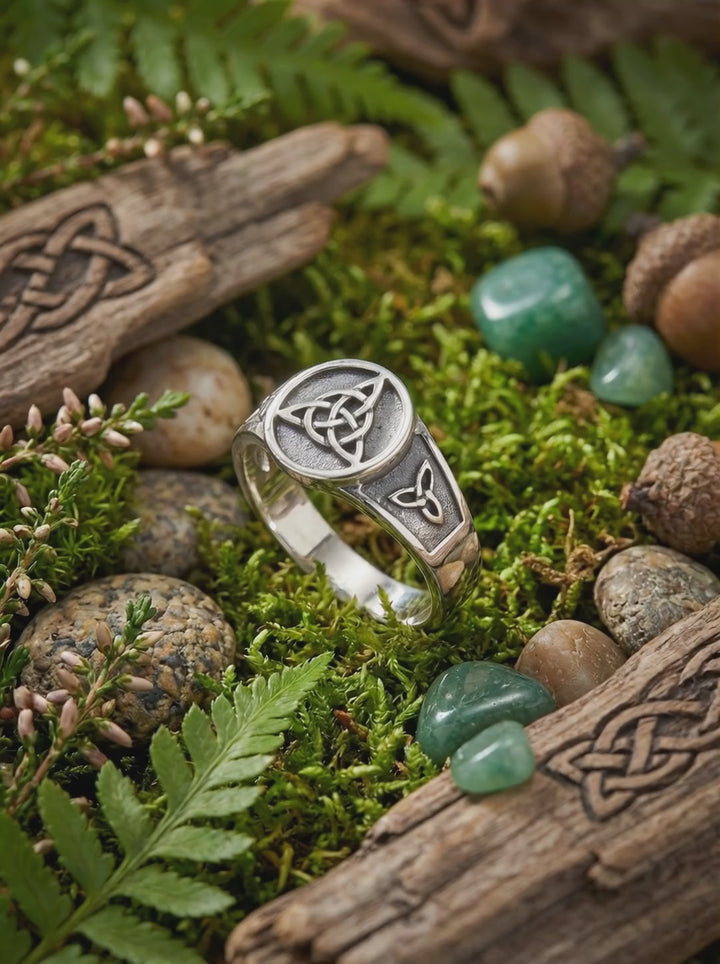 Video: Keltischer Triquetra Ring aus 925 Sterling Silber im natürlichen Umfeld