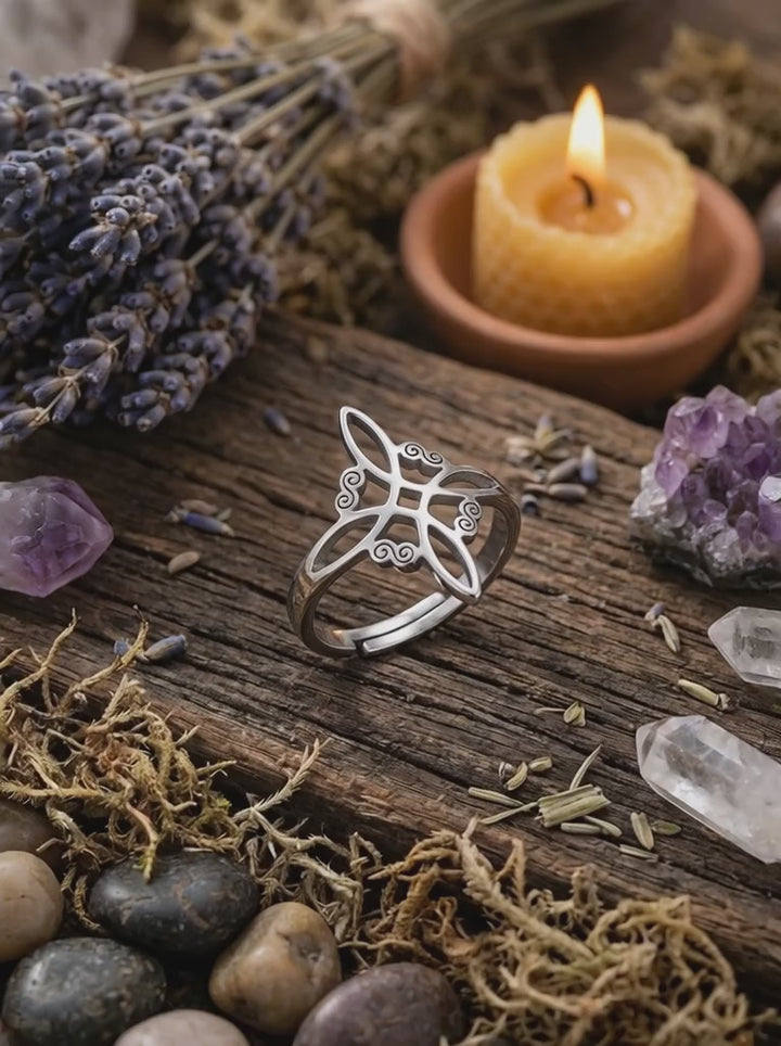 Video eines Edelstahlrings Wicht Knot mit mystischer Dekoration.