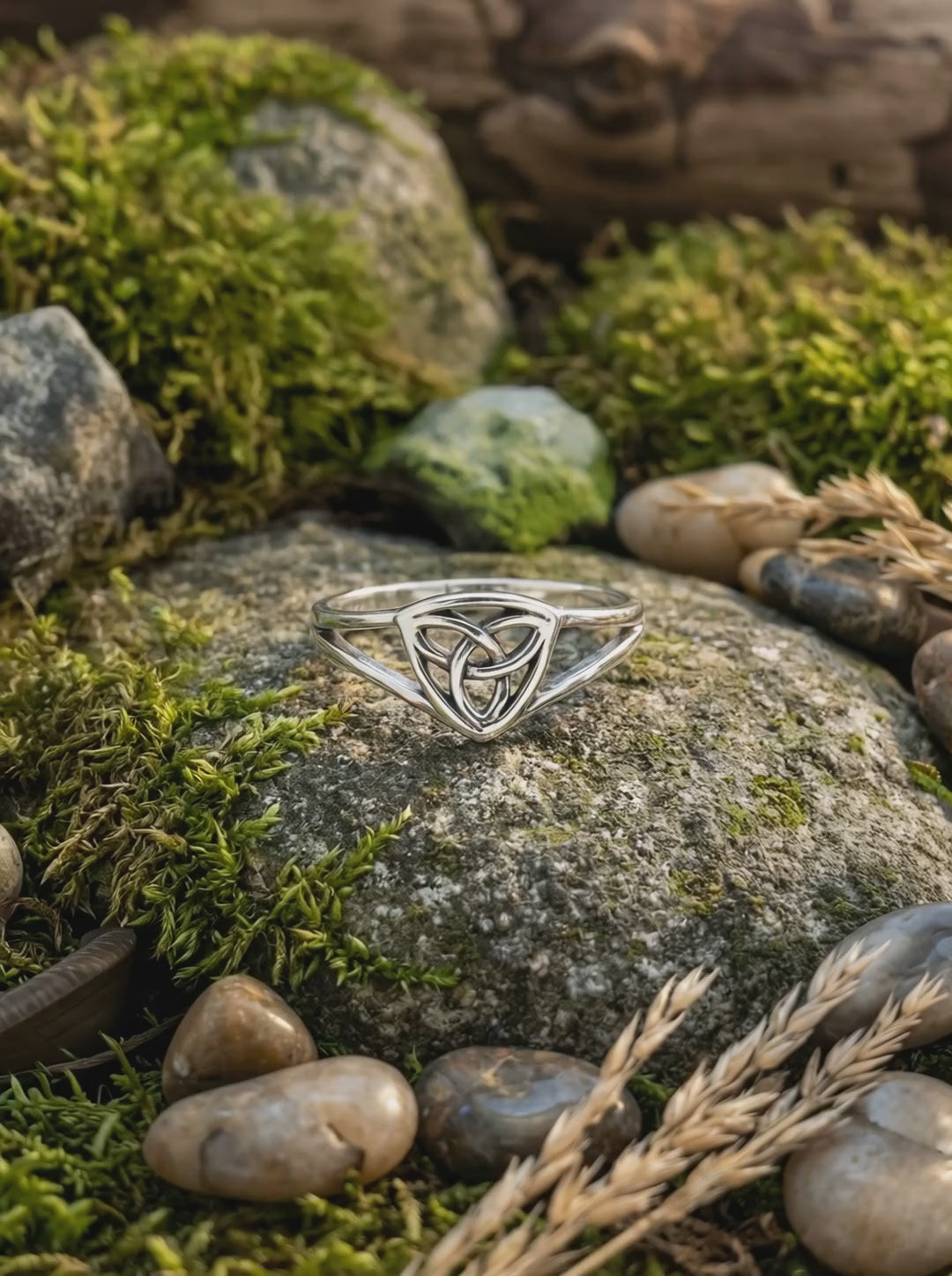 Video: Keltischer Triquetra Ring aus 925 Sterling Silber im natürlichen Umfeld