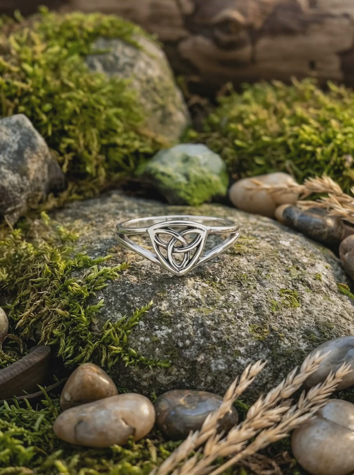 Video: Keltischer Triquetra Ring aus 925 Sterling Silber im natürlichen Umfeld