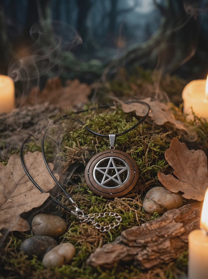 Video: Holzanhänger mit Pentagramm aus Edelstahl im Kreis der Natur, getragen und in ruhiger Bewegung im Waldambiente gezeigt