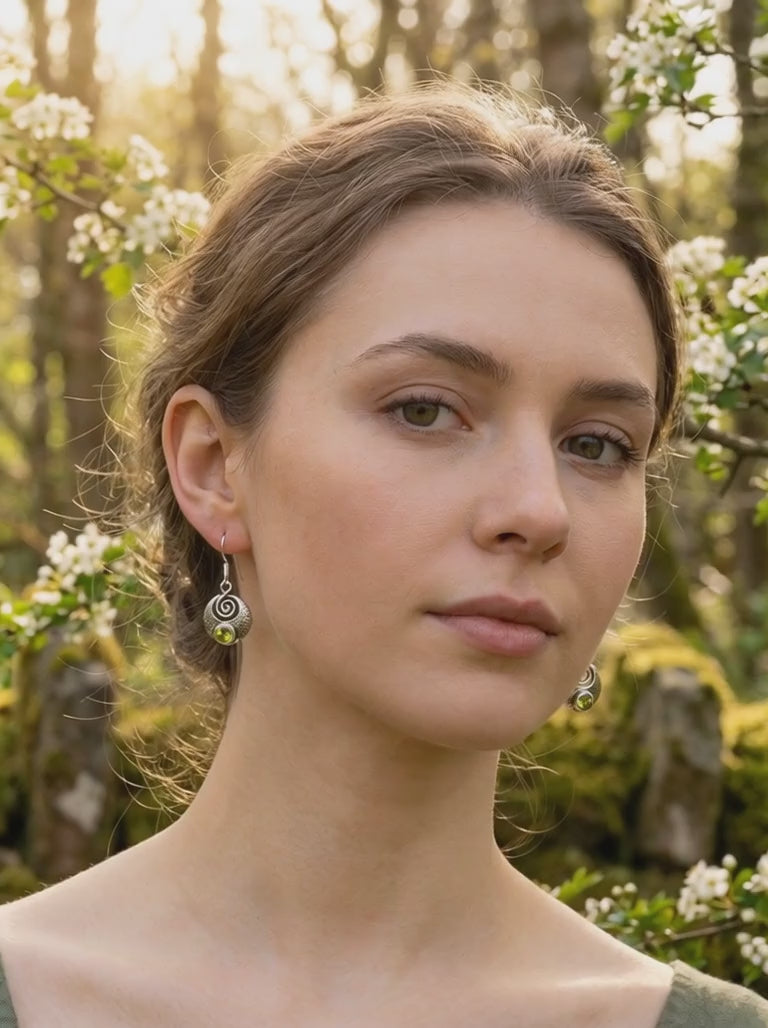 Video – Frau trägt Silberohrringe mit Peridot und keltischer Spirale im Wald