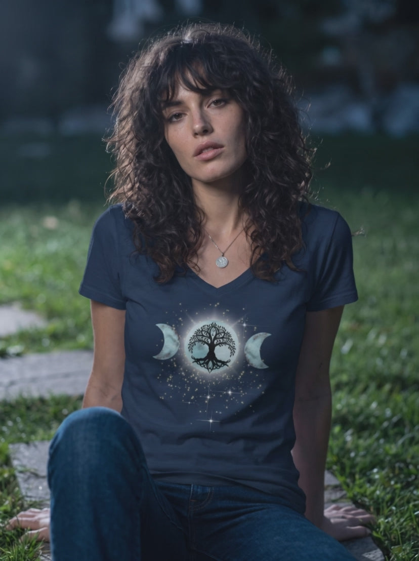 Damen V-Neck Shirt in Navy mit Dreimond und Lebensbaum, Frau am Waldrand in der Dämmerung