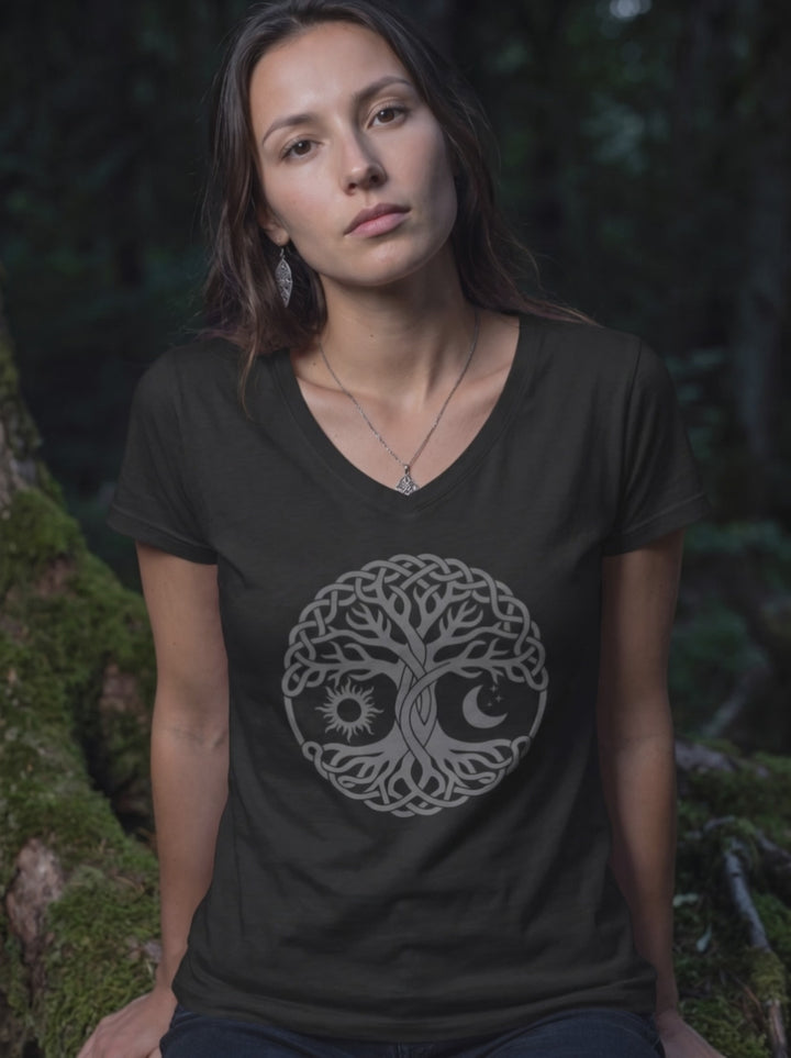 Video: Frau im schwarzen Damen V-Neck Shirt mit keltischem Lebensbaum im Wald