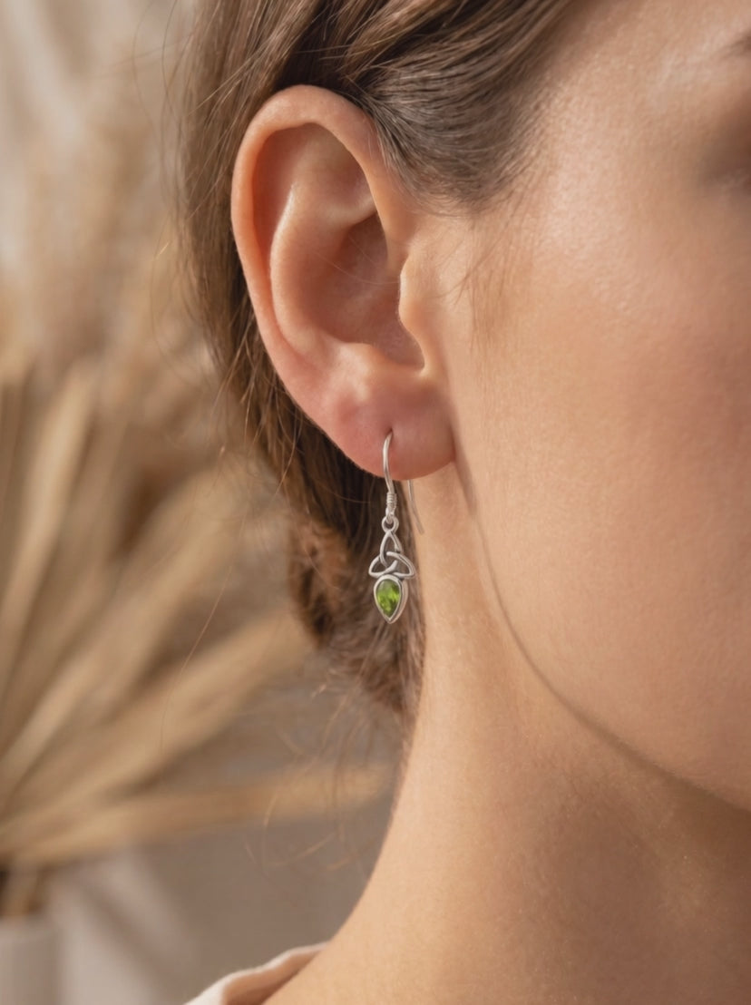 Triquetra Ohrhänger mit Peridot am Ohr getragen – Video