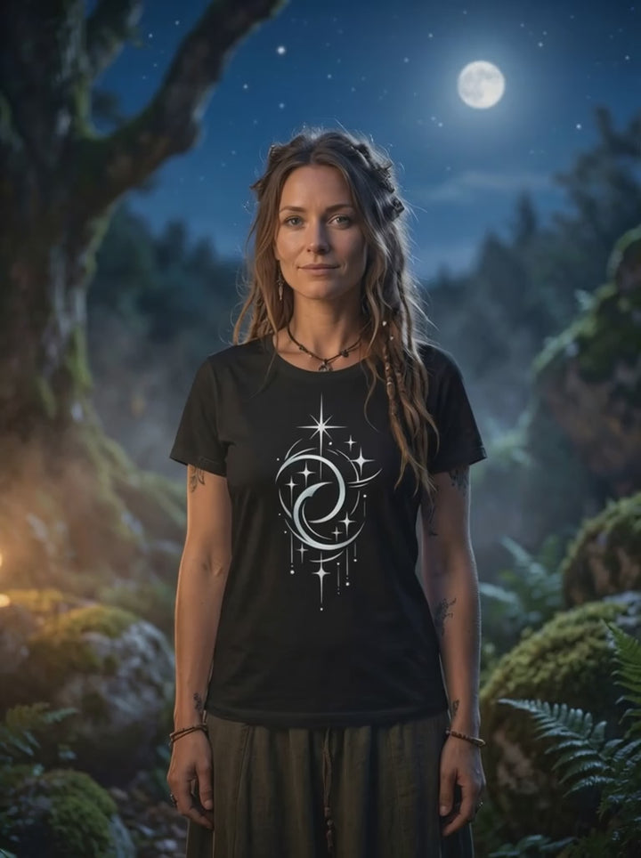 Video zum Mond der Balance Damen Bio Baumwollshirt mit kosmischem Doppelmond Design im Waldsetting