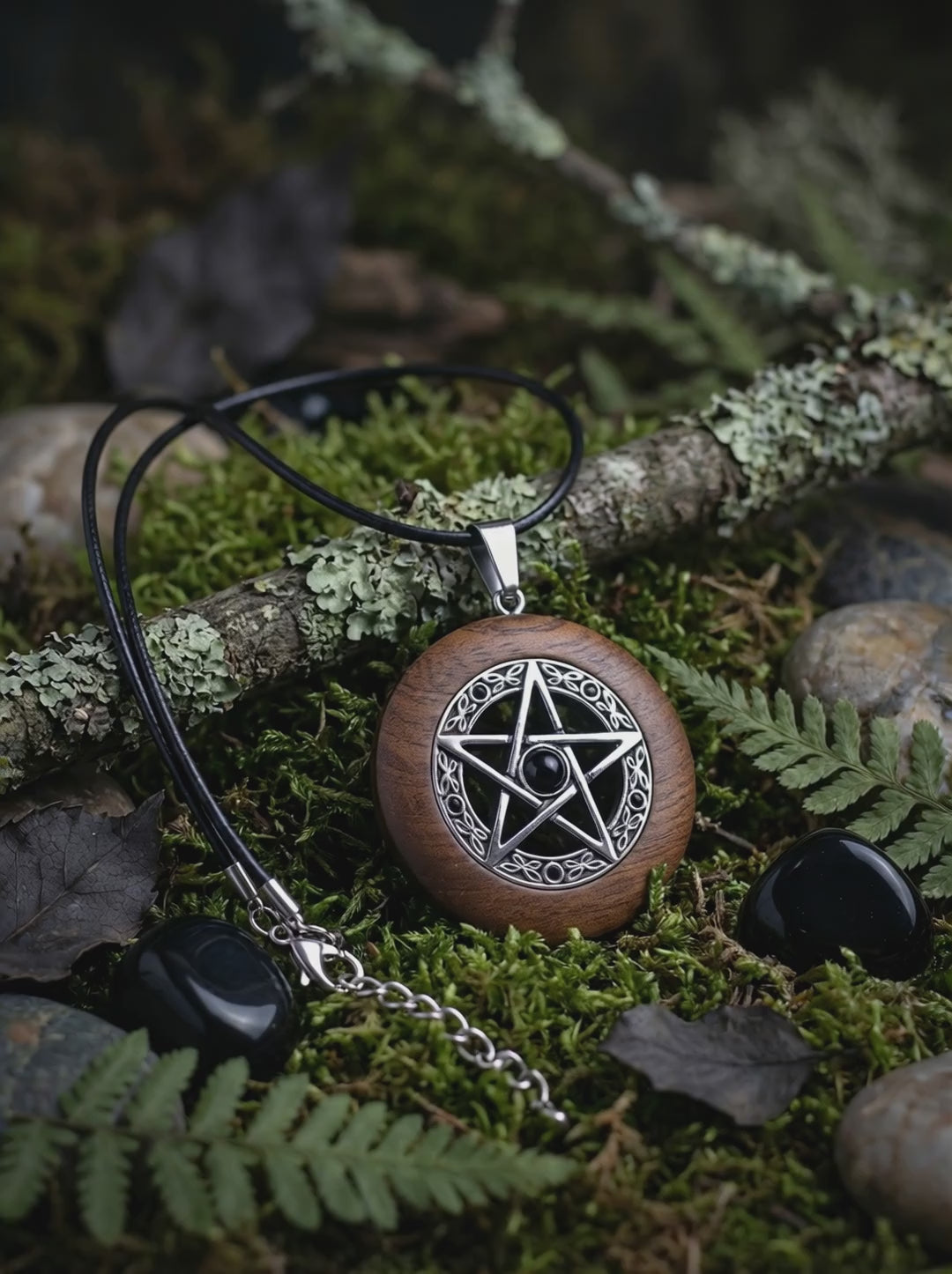 Video: Stern der Harmonie Holzanhänger mit Pentagramm aus Edelstahl und Onyx, getragen und in ruhiger Bewegung im Naturambiente gezeigt