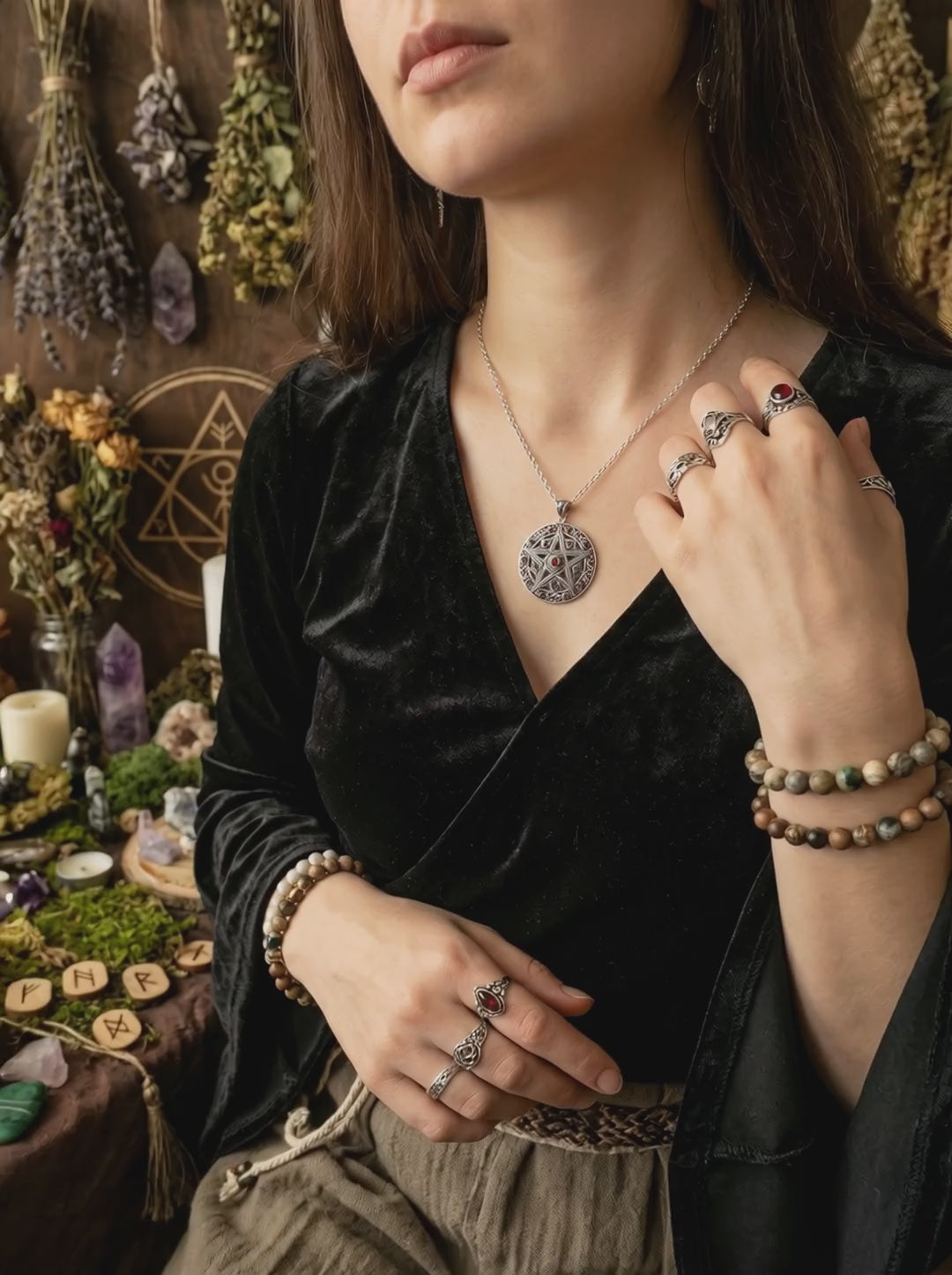 Video: Pentakel Silberanhänger mit roten Zirkonia – Wicca Schutzamulett der fünf Elemente in Nahaufnahme