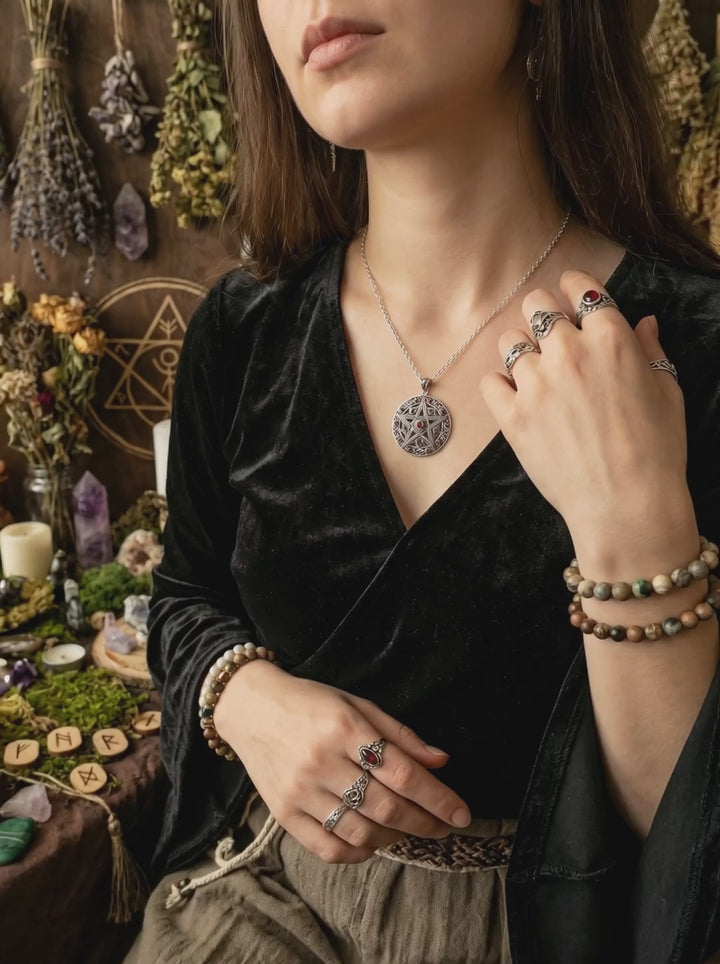 Video: Pentakel Silberanhänger mit roten Zirkonia – Wicca Schutzamulett der fünf Elemente in Nahaufnahme