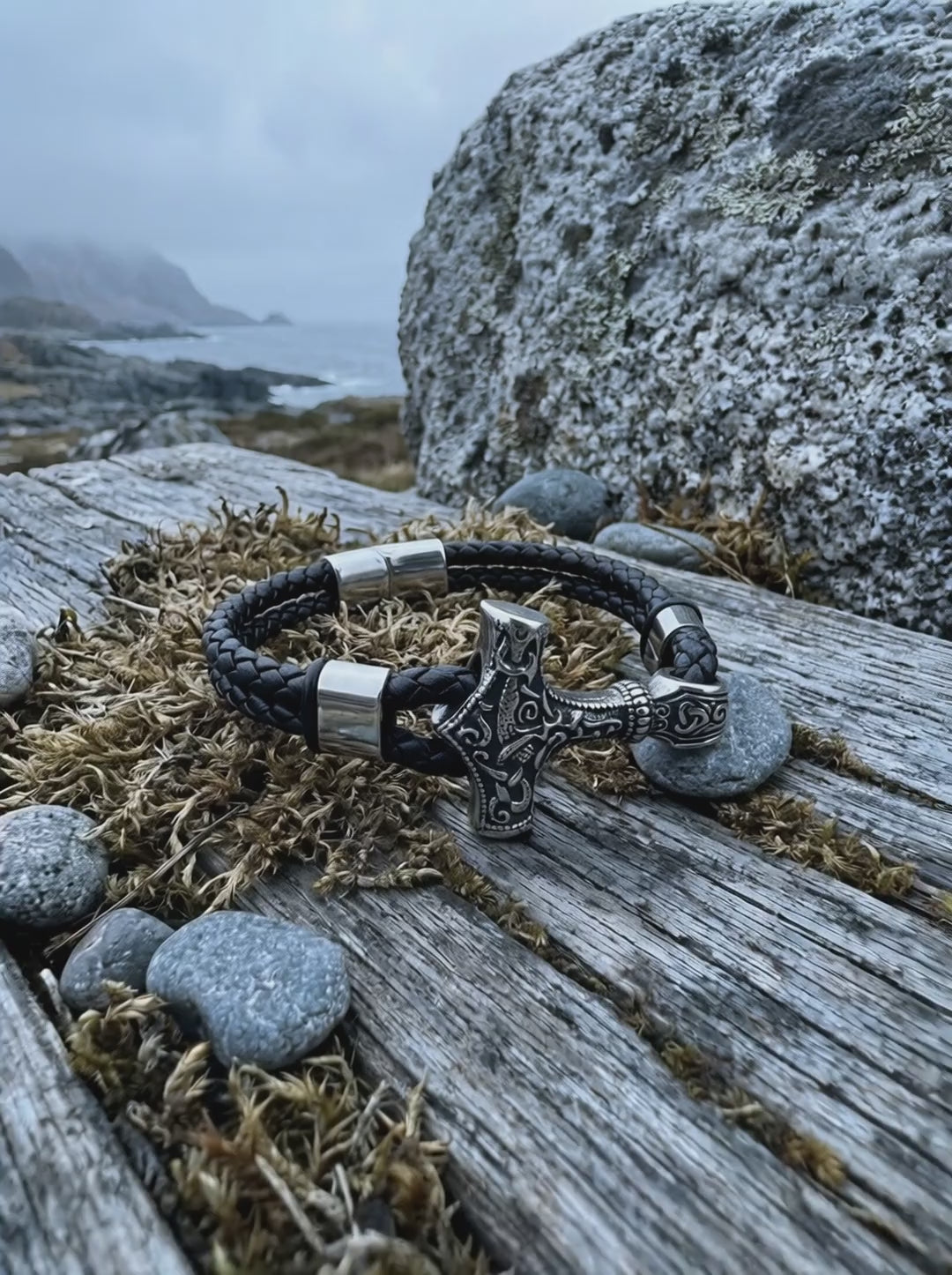 Produktvideo: Mjölnirs Schwur – nordisches Lederarmband mit Thors Hammer aus Edelstahl