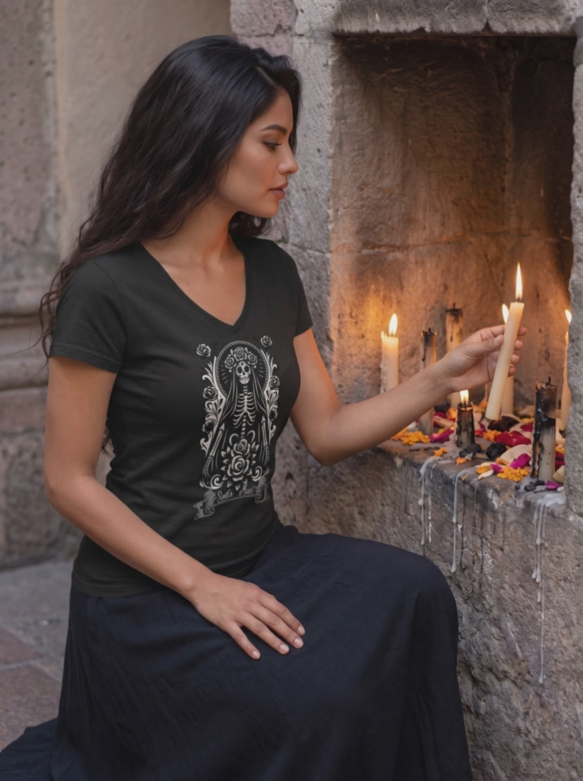 Frau im Santa Muerte Damen V-Neck Shirt entzündet eine Kerze in einer Wandnische